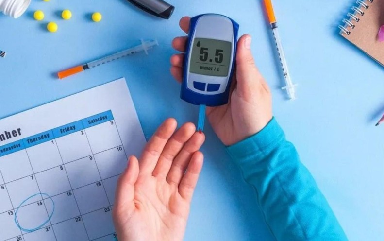 Ilustrasi penderita diabetes dengan rutinitas yang tidak teratur dan kacau